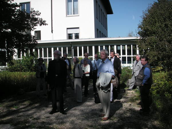 Der Innenhof des Radiostudios, idyllisch im Grünen