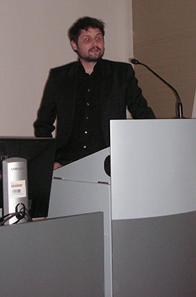 Simon Zumsteg während seines Berichts über die Arbeit mit Texten von Heinrich Federer.