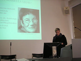 Gretta Bott während ihrer Präsentation zu Mariella Mehr